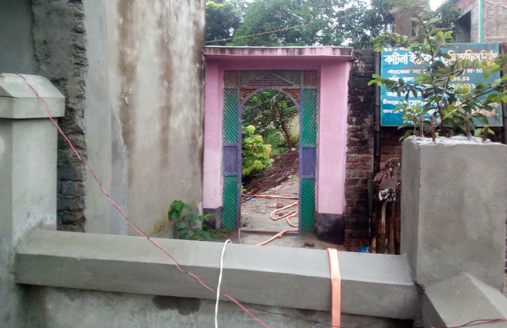 বাড়ীর গেটের সামনে প্রাচীর নিমার্ণে অবরুদ্ধ শরিফের পরিবার